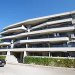 Modern 2-bedroom Near The Apartment Pula