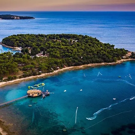 Modern 2-bedroom Near The