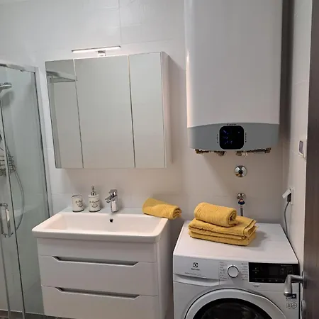 Apartment Modern 2-bedroom Near The Pula