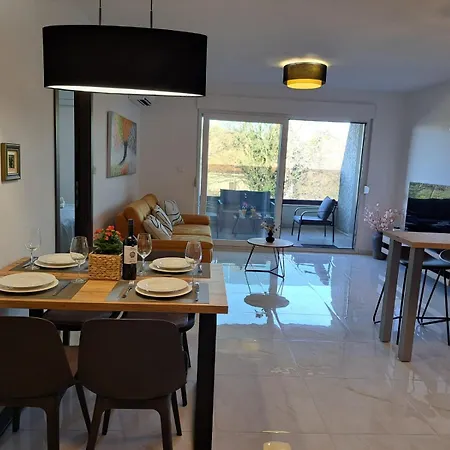 Apartment Modern 2-bedroom Near The Pula
