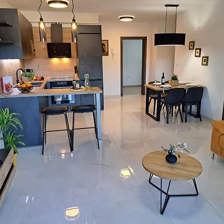 Modern 2-bedroom Near The