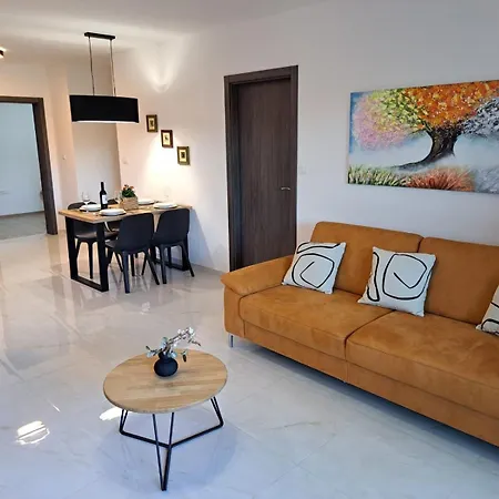 Modern 2-bedroom Near The Apartment Pula