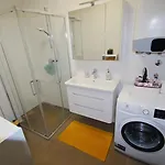 Modern 2-bedroom Near The Pola