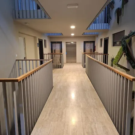 아파트 Modern 2-bedroom Near The *