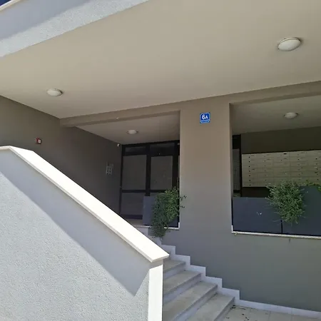 Modern 2-bedroom Near The