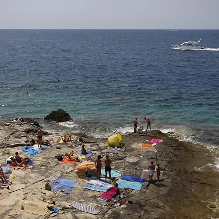 Modern 2-bedroom Near The *