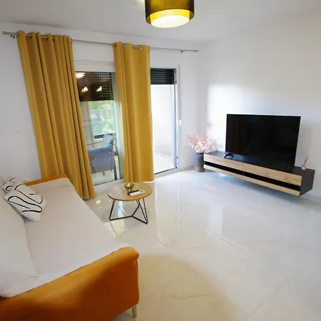 Modern 2-bedroom Near The דירה *