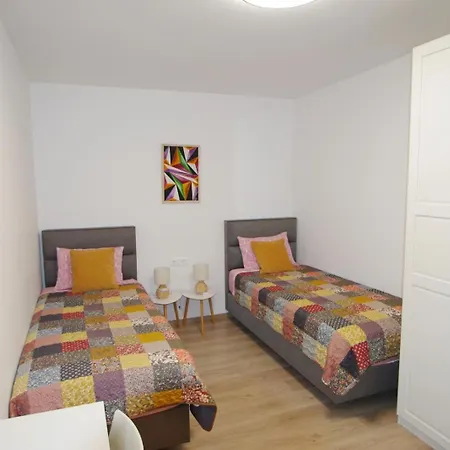 Modern 2-bedroom Near The * פולה
