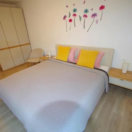 Modern 2-bedroom Near The דירה