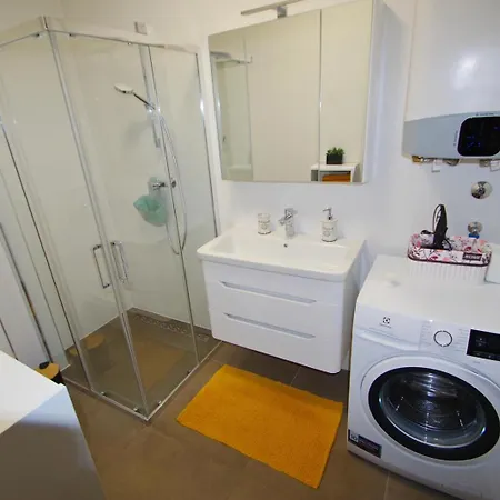 Modern 2-bedroom Near The 풀라