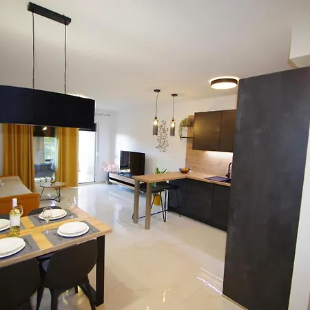 Modern 2-bedroom Near The Apartment Pula