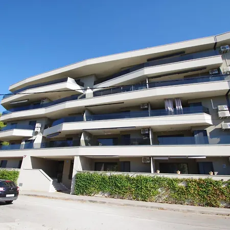 Modern 2-bedroom Near The Apartment Pula