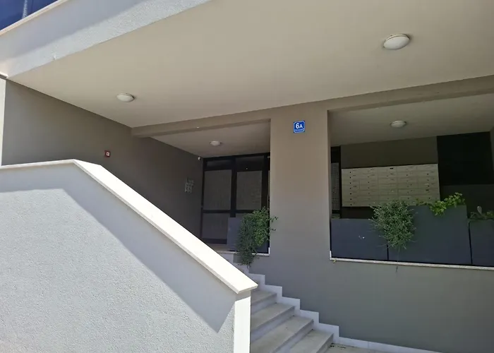 Modern 2-bedroom Near The