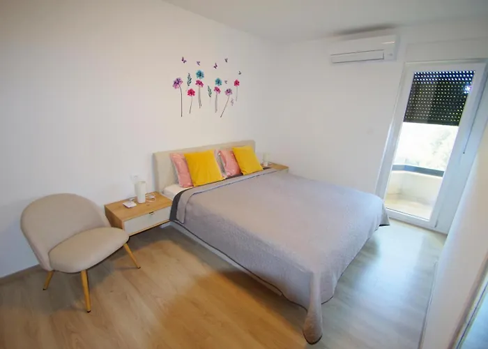 Modern 2-bedroom Near The