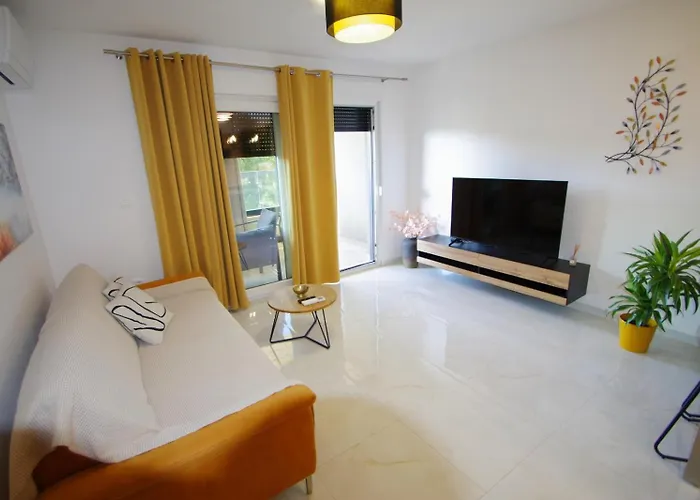 Modern 2-bedroom Near The דירה *