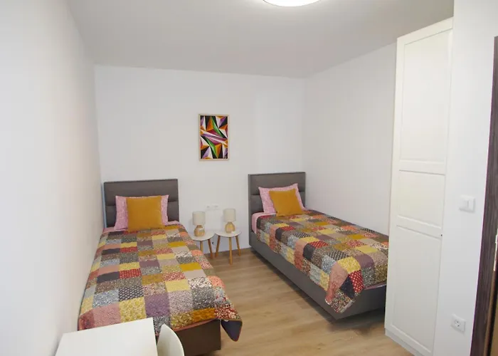 Modern 2-bedroom Near The * פולה