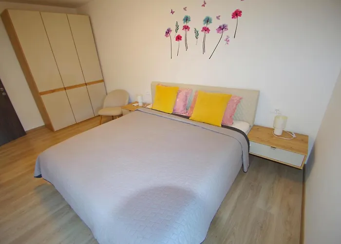 Modern 2-bedroom Near The דירה