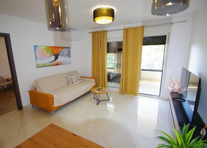 Modern 2-bedroom Near The דירה *