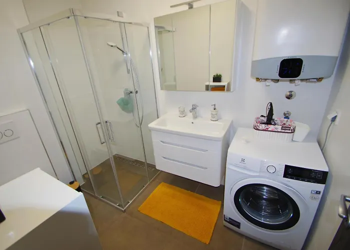 Modern 2-bedroom Near The פולה