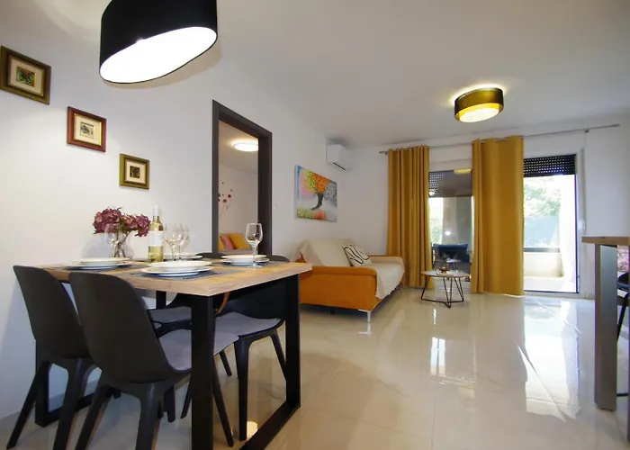 Modern 2-bedroom Near The דירה