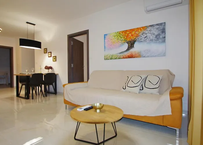 Modern 2-bedroom Near The