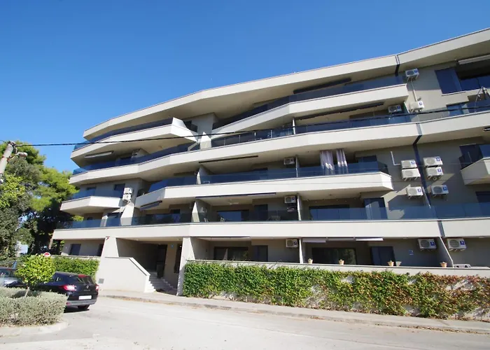 Modern 2-bedroom Near The Appartement Pula