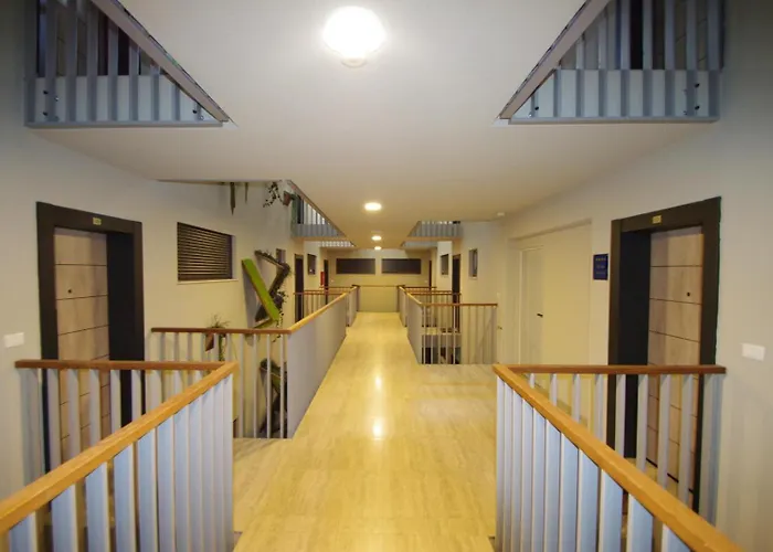 Modern 2-bedroom Near The דירה פולה