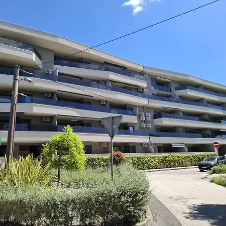 Διαμέρισμα Modern 2-bedroom Near The Πούλα