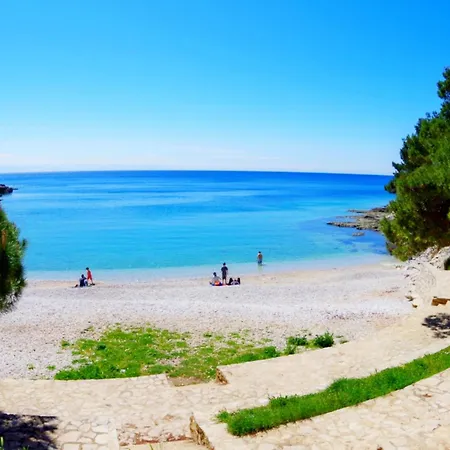 Modern 2-bedroom Near The